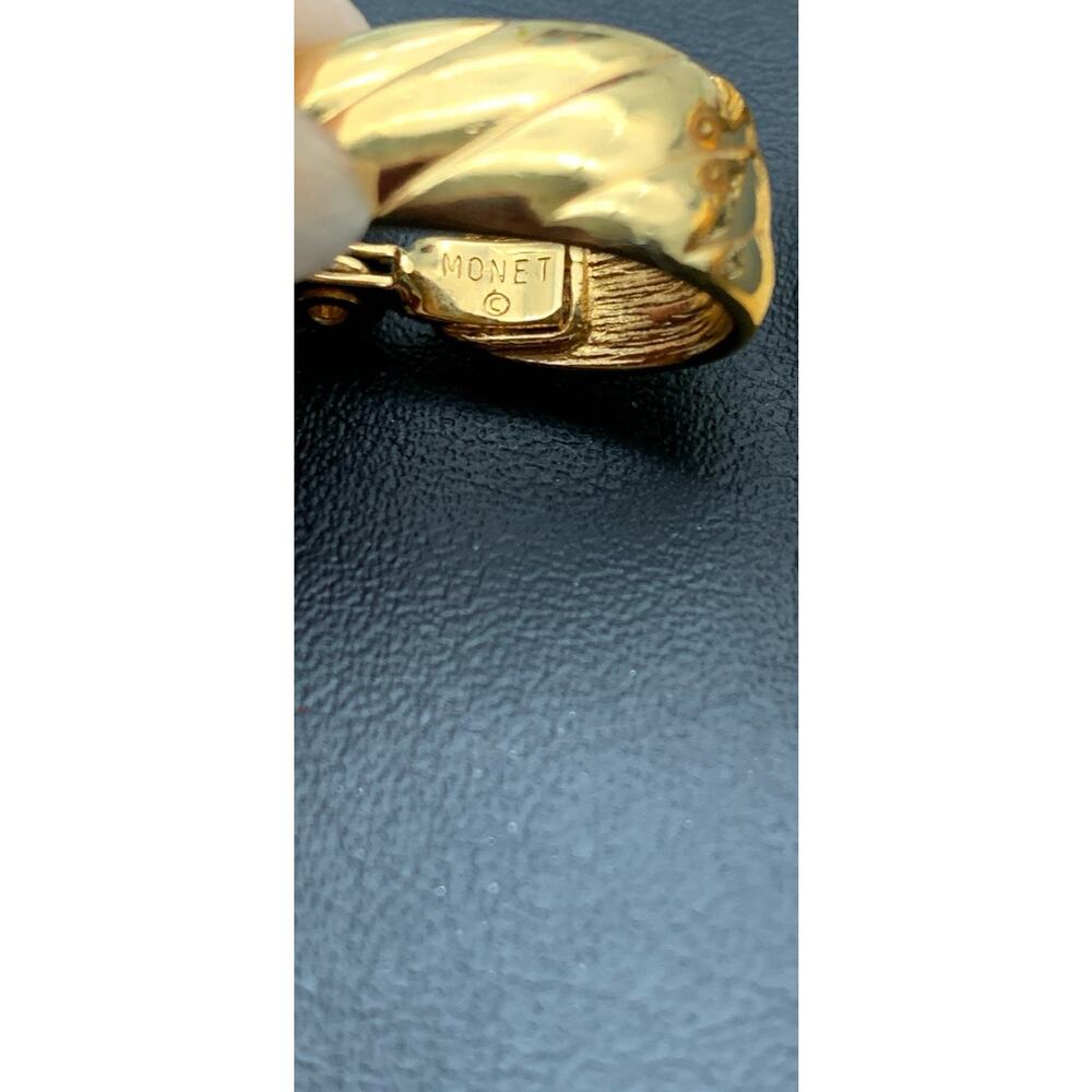 Vintage MONET 1960s Goldtone Ribbed Hoop Texture Clip On Earrings Signed - Picture 5 of 6